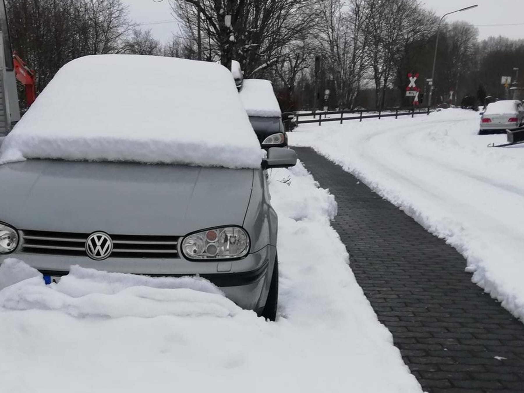 Deutschland im Schnee-Chaos: Eingeschneite Parkmarkierung – droht ein  Bußgeld?