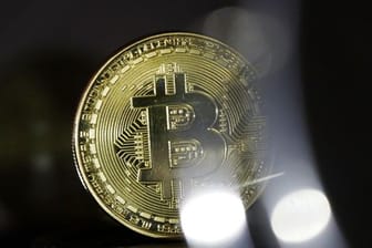 Ein Cyberkrimineller hat Millionen Euro in der Kryptowährung Bitcoin mit einem offenbar sehr ausgeklügelten Passwort gesichert - die Polizei vermutet, er könnte es selbst nicht mehr wissen.