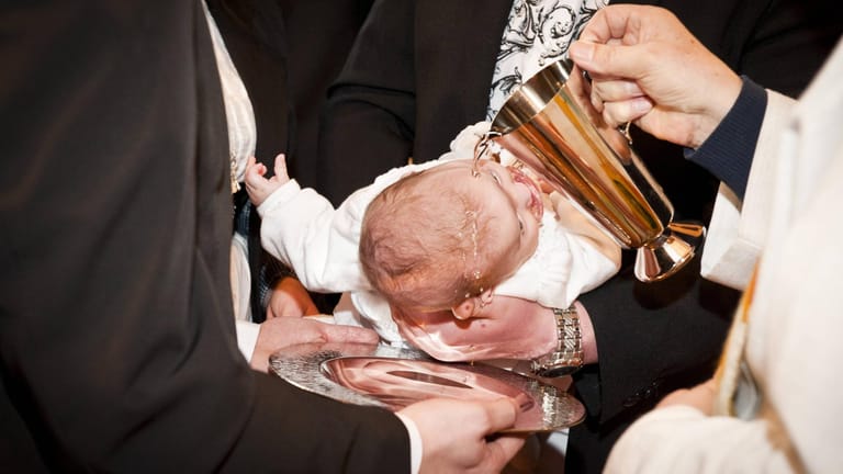 Baby wird getauft: Ein Sprecher der orthodoxen Kirche sagte, dass einige Tropfen Weihwasser auf der Stirn ausreichen müssten (Symbolbild).