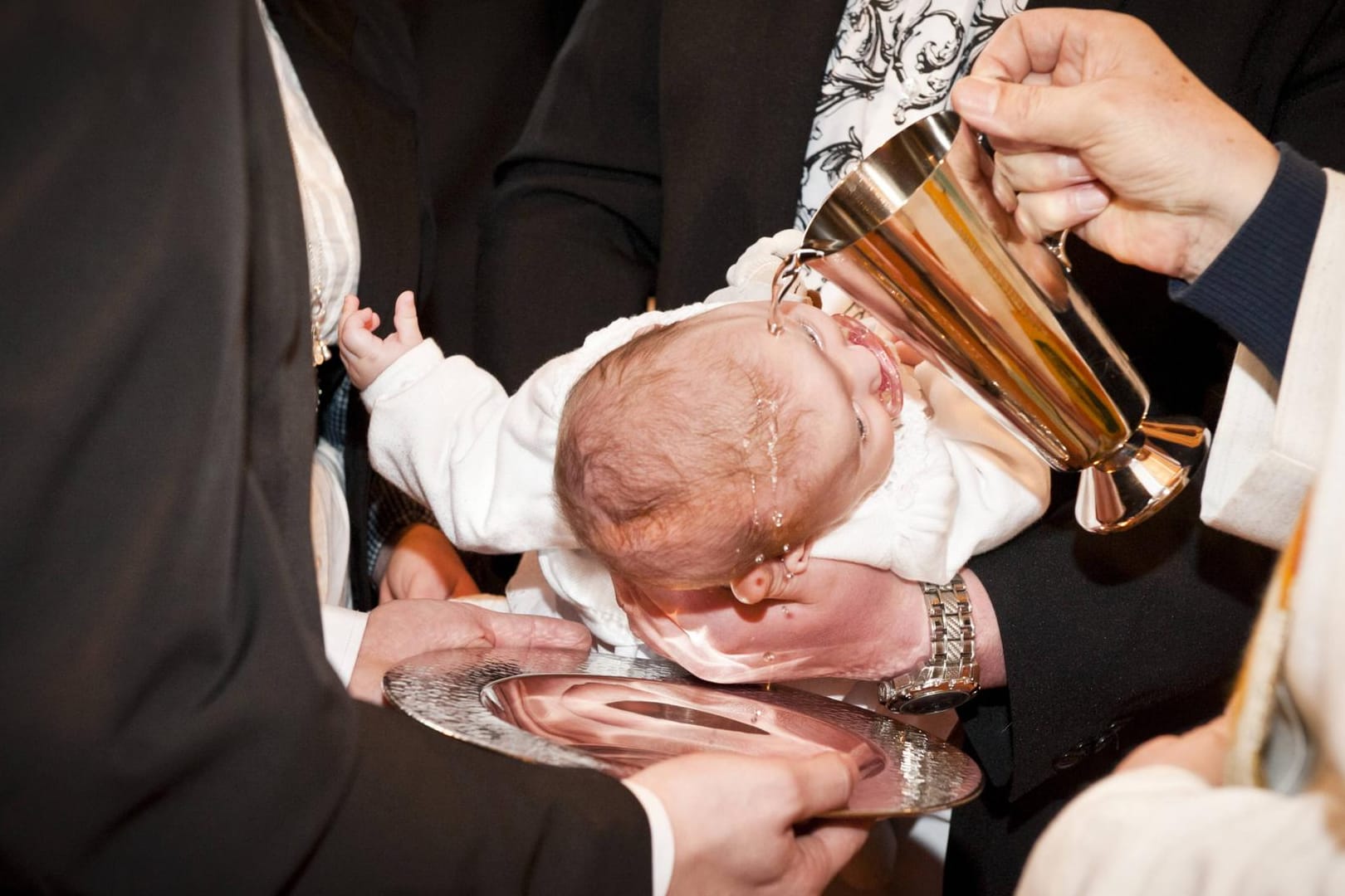 Baby wird getauft: Ein Sprecher der orthodoxen Kirche sagte, dass einige Tropfen Weihwasser auf der Stirn ausreichen müssten (Symbolbild).