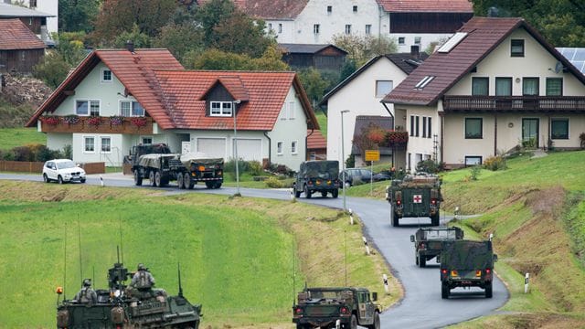 Militärfahrzeuge der US-Armee unweit des Truppenübungsplatzes Grafenwöhr in Bayern. Militärfahrzeuge der US-Armee unweit des Truppenübungsplatzes Grafenwöhr in Bayern.