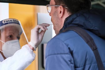 Ein Corona-Test in Nordrhein-Westfalen: Die Zahl der Neuinfektionen in Deutschland ist im Vergleich zur Vorwoche gesunken.