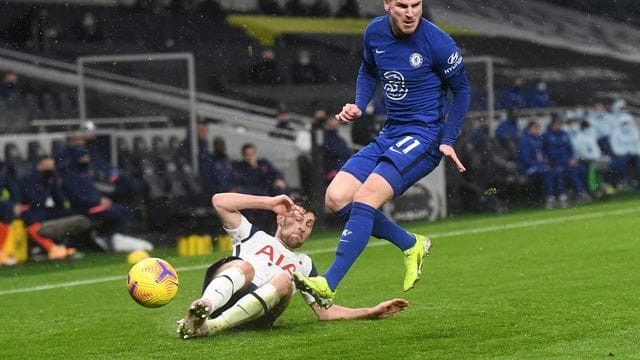 Ben Davies (l) von Tottenham Hotspur und Timo Werner vom FC Chelsea kämpfen um den Ball.