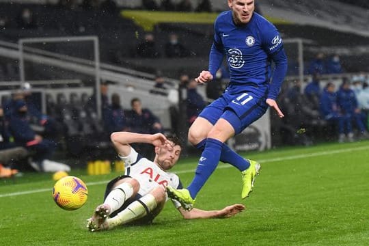 Ben Davies (l) von Tottenham Hotspur und Timo Werner vom FC Chelsea kämpfen um den Ball.