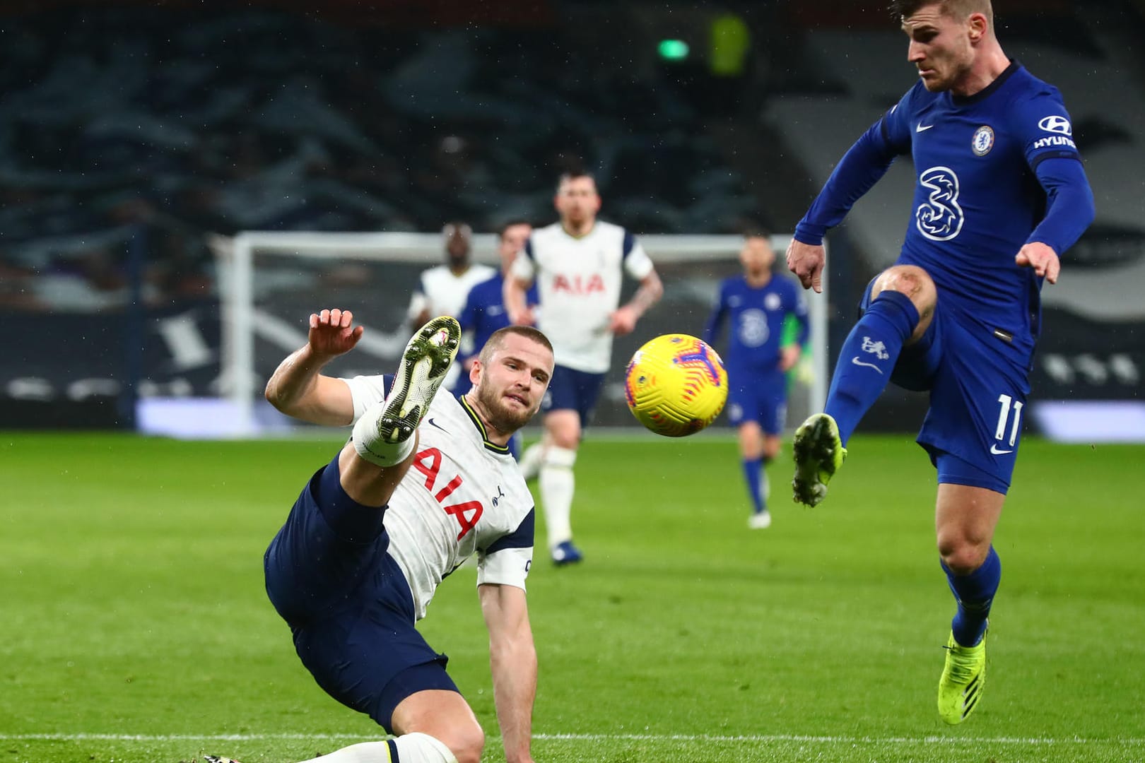 Eric Dier (l) von Tottenham Hotspur und Timo Werner von Chelsea: Das Team von Trainer Tuchel konnte einen weiteren Sieg einfahren.