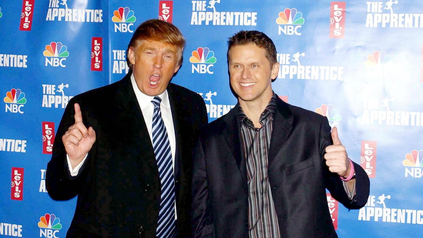 Donald Trump mit dem Sieger der zweiten Staffel "The Apprentice" (Archivbild): Mit seiner TV-Sendung wurde der Ex-US-Präsident damals in den USA deutlich bekannter.