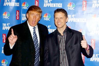 Donald Trump mit dem Sieger der zweiten Staffel "The Apprentice" (Archivbild): Mit seiner TV-Sendung wurde der Ex-US-Präsident damals in den USA deutlich bekannter.