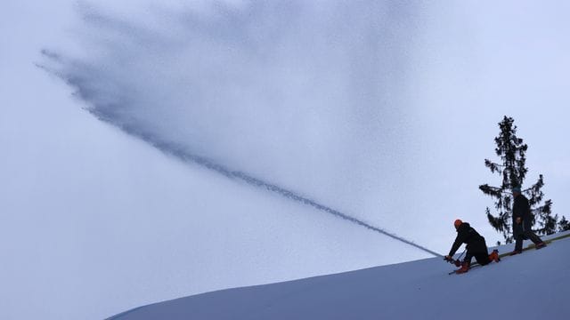 Helfer präparieren die Kandahar-Abfahrt mit Wasser um den, wegen der milden Temperaturen zu weichen Schnee, zu vereisen. Helfer präparieren die Kandahar-Abfahrt mit Wasser um den, wegen der milden Temperaturen zu weichen Schnee, zu vereisen.