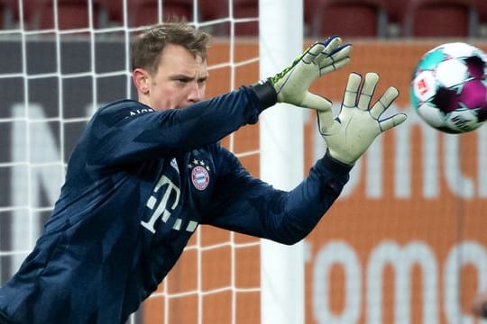Konzentriert sich voll auf das Halten von Bällen, nicht auf seine Zukunft: Torwart Manuel Neuer.