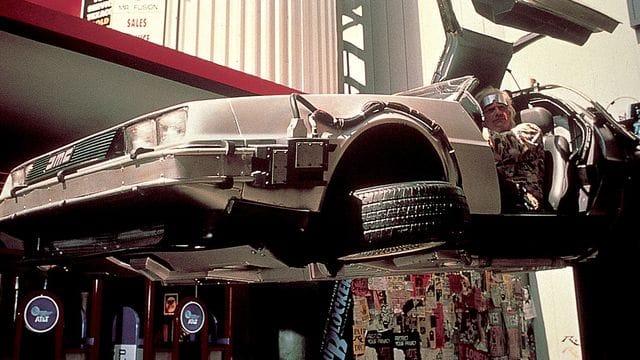 DeLorean aus "Zurück in die Zukunft": Er besteht schon auf etwas Plutonium für seinen Atomreaktor, ein Blitzschlag tut's dann aber auch zur Not.