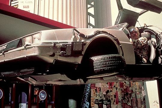 DeLorean aus "Zurück in die Zukunft": Er besteht schon auf etwas Plutonium für seinen Atomreaktor, ein Blitzschlag tut's dann aber auch zur Not.