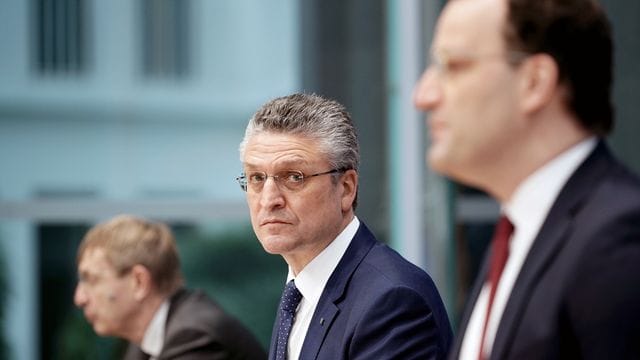 RKI-Chef Lothar Wieler (M) zusammen mit Bundesgesundheitsminiser Jens Spahn auf einer Pressekonferenz zur aktuellen Lage in der Corona-Pandemie. RKI-Chef Lothar Wieler (M) zusammen mit Bundesgesundheitsminiser Jens Spahn auf einer Pressekonferenz zur aktuellen Lage in der Corona-Pandemie.