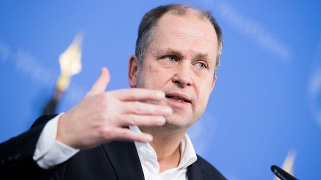 Joachim Stamp (FDP, NRW-Familienminister) spricht (Archivbild): Er fordert eine rasche Impfung von Lehrern und Erziehern. Joachim Stamp (FDP, NRW-Familienminister) spricht (Archivbild): Er fordert eine rasche Impfung von Lehrern und Erziehern.
