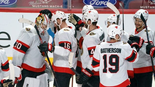 Die Spieler der Ottawa Senators feiern. Die Spieler der Ottawa Senators feiern.