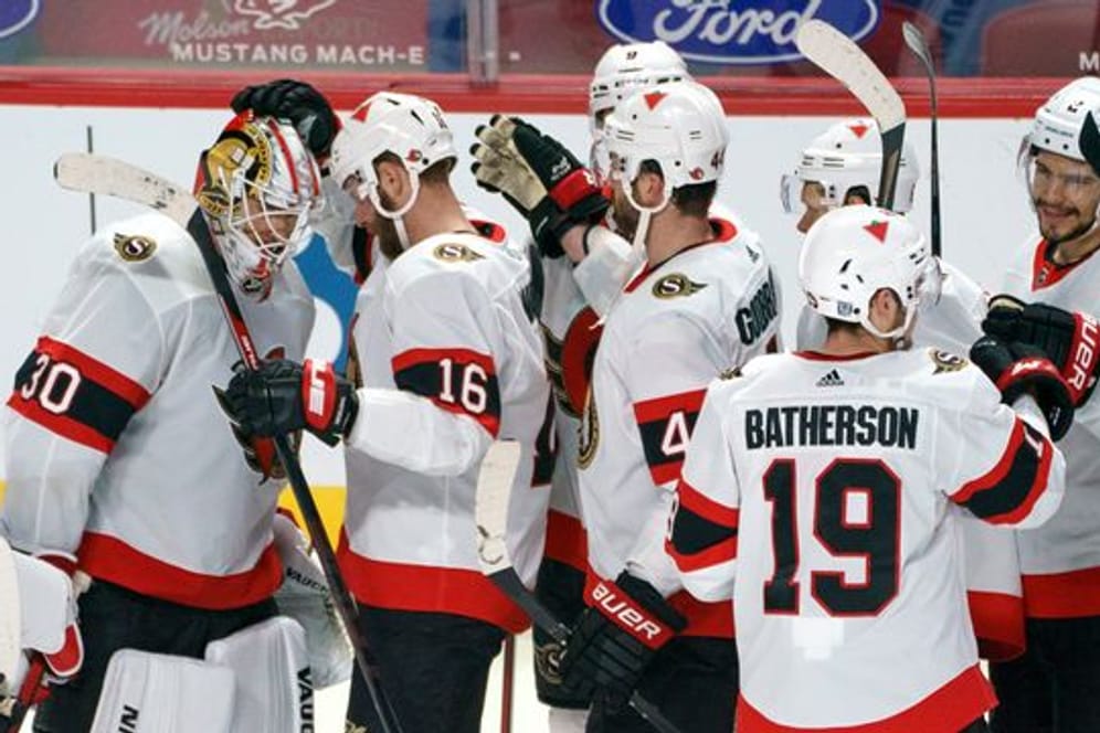 Die Spieler der Ottawa Senators feiern.