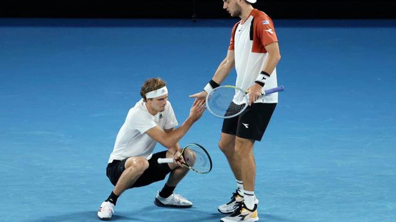 Machten gegen Serbien den Halbfinaleinzug beim ATP Cup perfekt: Alexander Zverev (l) und Jan-Lennard Struff.