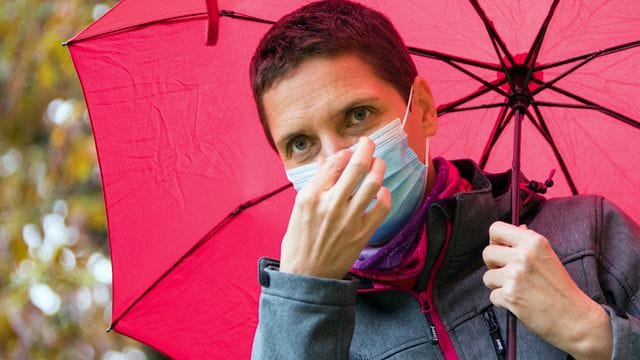 Regelmäßig wechseln und nicht zu lange am Stück tragen: So ist die Haut vom Maskentragen weniger irritiert. Regelmäßig wechseln und nicht zu lange am Stück tragen: So ist die Haut vom Maskentragen weniger irritiert.