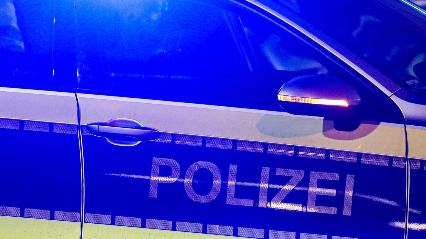 Wie die Polizei mitteilte, erlitt der Fahrer nur leichte Verletzungen. Wie die Polizei mitteilte, erlitt der Fahrer nur leichte Verletzungen.
