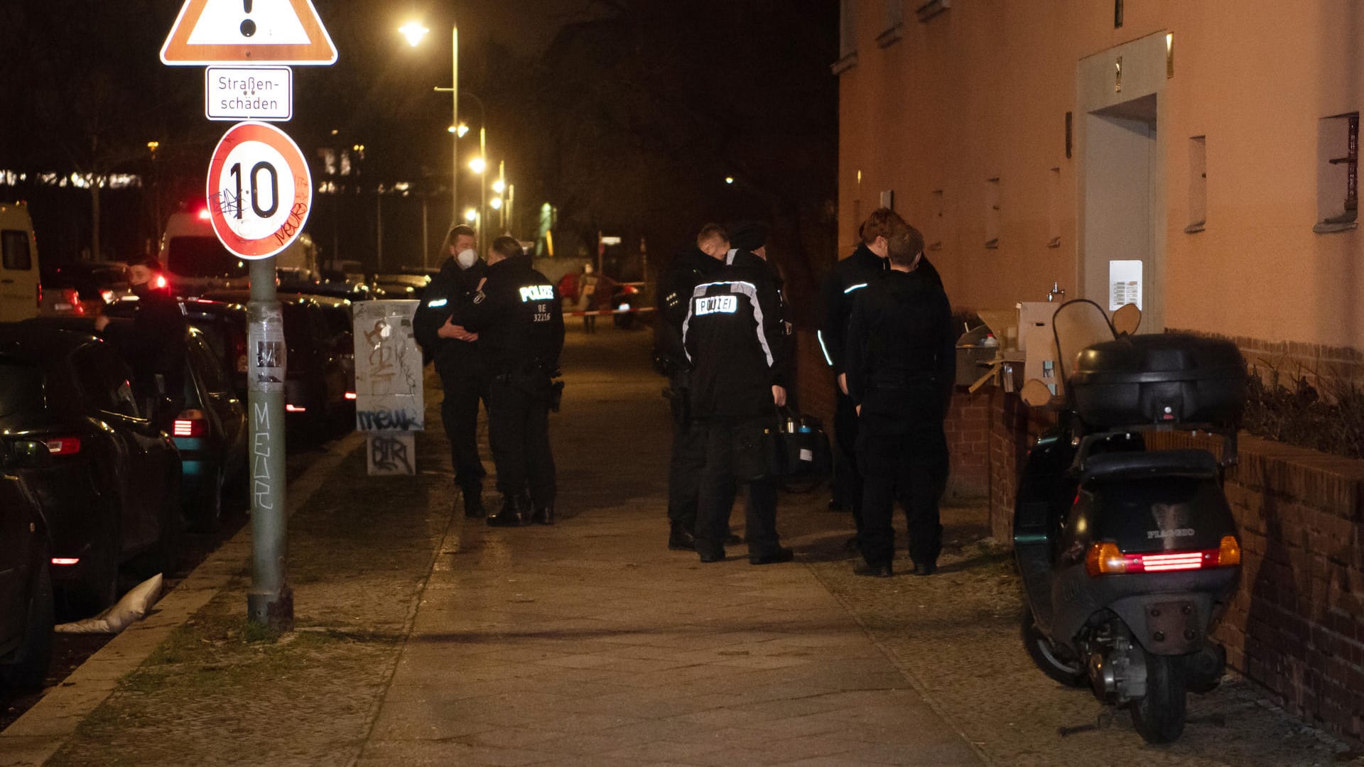 Polizisten stehen an einem Haus in Schöneberg: Dort war es in einem Innenhof zu einer Explosion gekommen.