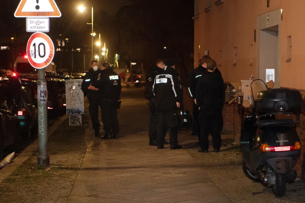 Polizisten stehen an einem Haus in Schöneberg: Dort war es in einem Innenhof zu einer Explosion gekommen.