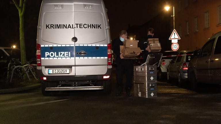 Polizisten bringen sichergestellte Kartons aus einer Wohnung in Schöneberg zu einem Fahrzeug: Auch das SEK soll im Einsatz gewesen sein.