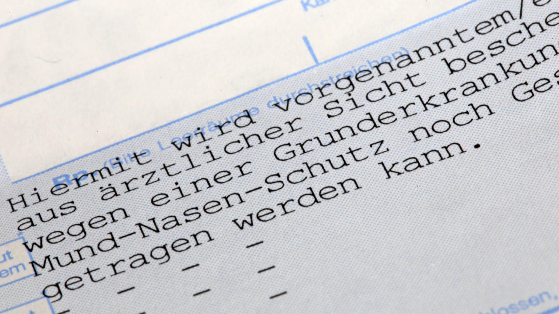 Ein ärztliches Attest für die Befreiung von der Maskenpflicht (Symbolbild): Ein solches soll die Medizinerin ohne vorherige Untersuchung ausgestellt haben.