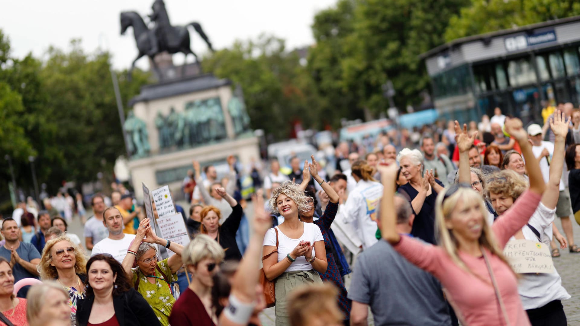 "Querdenken"-Demonstration auf dem Kölner Heumarkt im Juli 2020: Auf zahlreichen Veranstaltungen hielt die Ärztin Reden, zweifelte die Existenz des Coronavirus an.