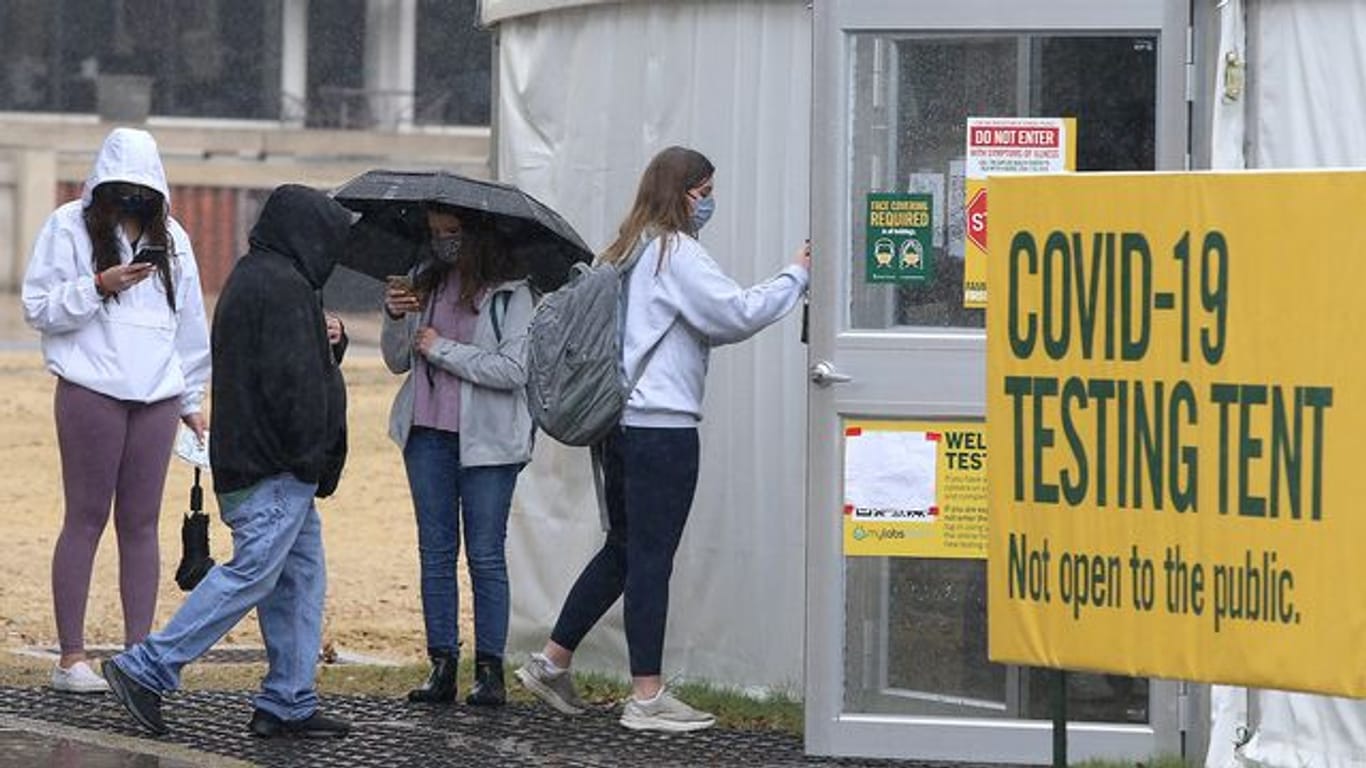 Menschen warten in einer Schlange vor einem Testzentrum im texanischen Weco, um sich auf das Coronavirus testen zu lassen.