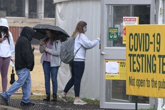 Menschen warten in einer Schlange vor einem Testzentrum im texanischen Weco, um sich auf das Coronavirus testen zu lassen.