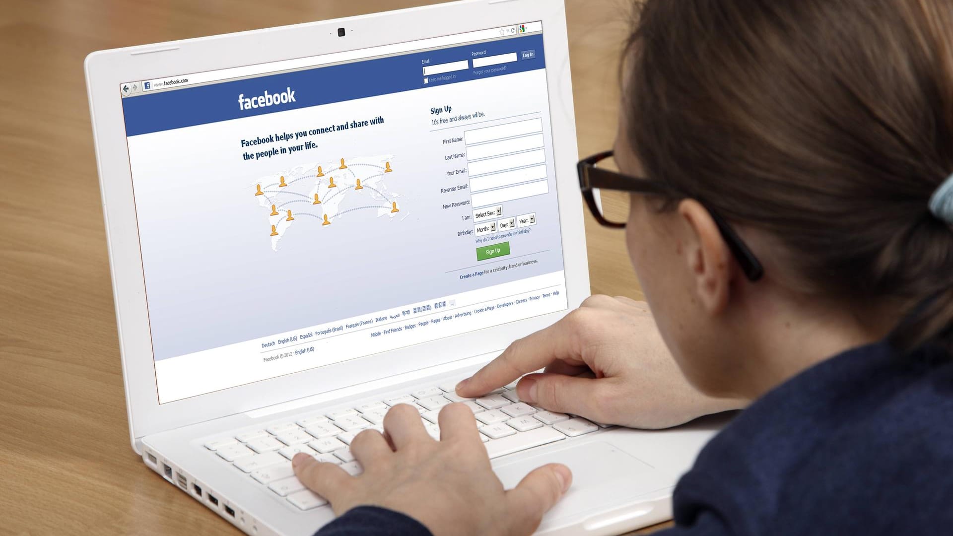 Frau sitzt am Laptop (Symbolbild): Betrüger versuchen immer wieder, im Internet persönliche Daten der User abzugreifen. Frau sitzt am Laptop (Symbolbild): Betrüger versuchen immer wieder, im Internet persönliche Daten der User abzugreifen.