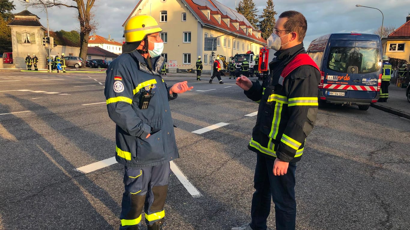 Memmingen in Bayern: Feuerwehr und Technisches Hilfswerk haben die Kreuzung um das Gebäude weiträumig abgesperrt.