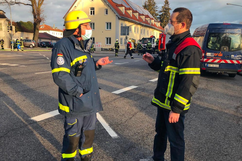 Memmingen in Bayern: Feuerwehr und Technisches Hilfswerk haben die Kreuzung um das Gebäude weiträumig abgesperrt.