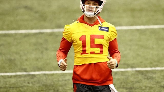 Patrick Mahomes gewann im letzten Jahr den Super Bowl und wurde als wertvollster Spieler der Liga ausgezeichnet. Patrick Mahomes gewann im letzten Jahr den Super Bowl und wurde als wertvollster Spieler der Liga ausgezeichnet.
