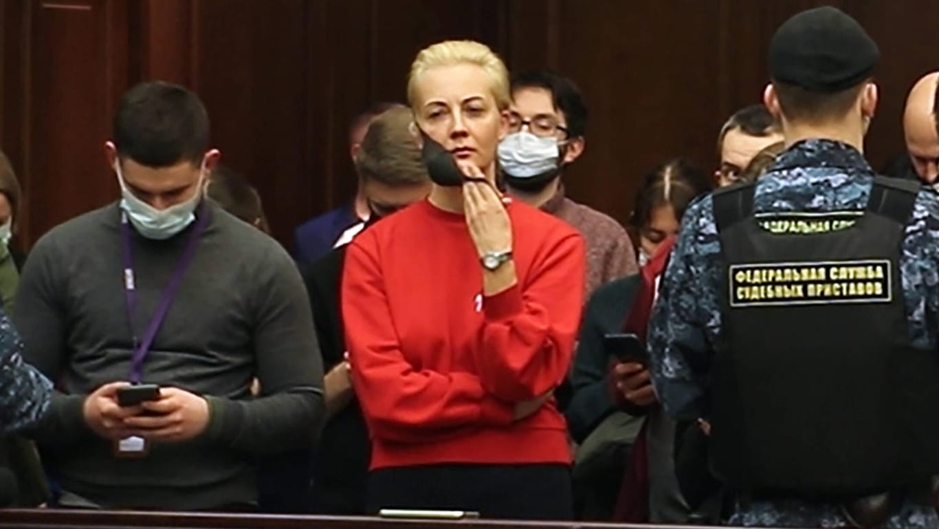 Julia Nawalnaya: Die Frau des Kreml-Kritikers Alexej Nawalny trug vor Gericht einen auffälligen roten Pullover.