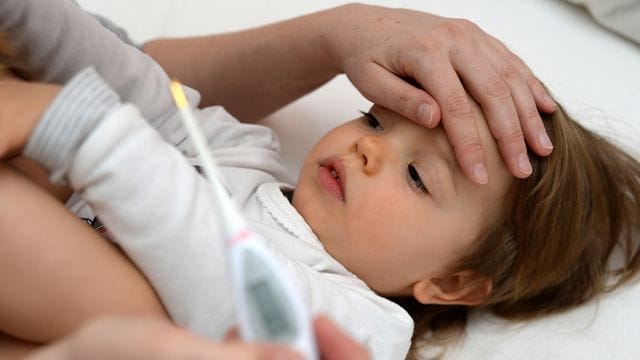 Sind Kinder krank, können Eltern Krankengeld bekommen.