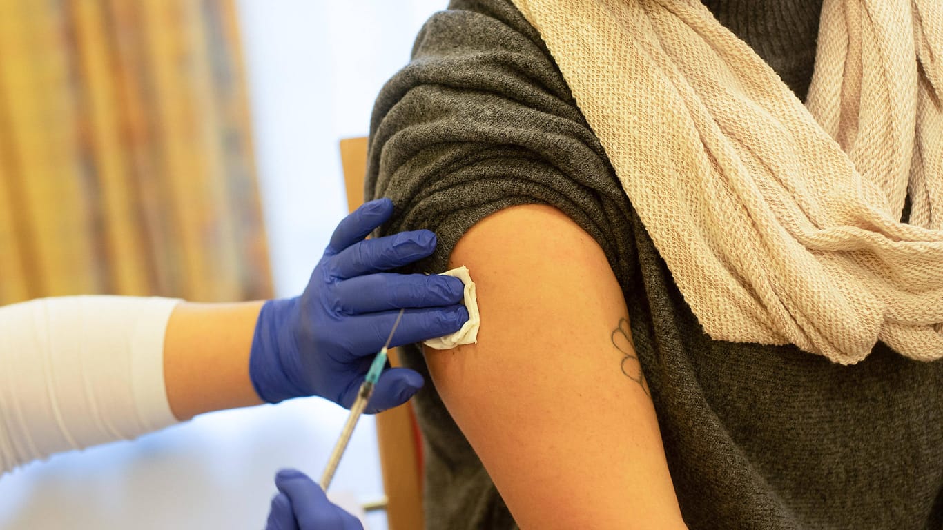 Eine Person bekommt eine Corona-Impfung (Symbolbild): In Hagen startet das Impfzentrum am Montag seinen Betrieb.