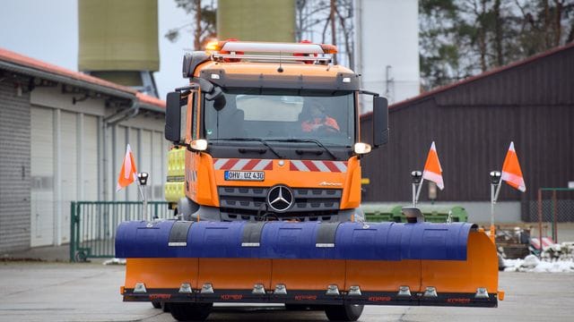 Der Winterdienst bereitet sich auf einen Schneeeinsatz auf den Autobahnen in Norddeutschland vor (Archivbild): Im Norden könnte es am Wochenende schneien. Der Winterdienst bereitet sich auf einen Schneeeinsatz auf den Autobahnen in Norddeutschland vor (Archivbild): Im Norden könnte es am Wochenende schneien.