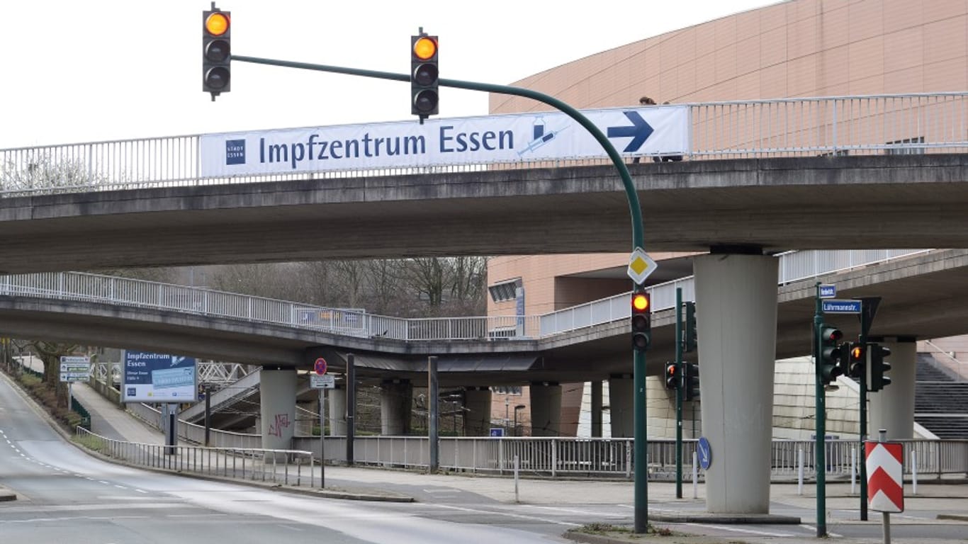 Der Hinweis zum Impfzentrum bei der Abbiegung von der Norbertstraße in die Lührmannstraße: Autofahrer können am Impfzentrum Parken.