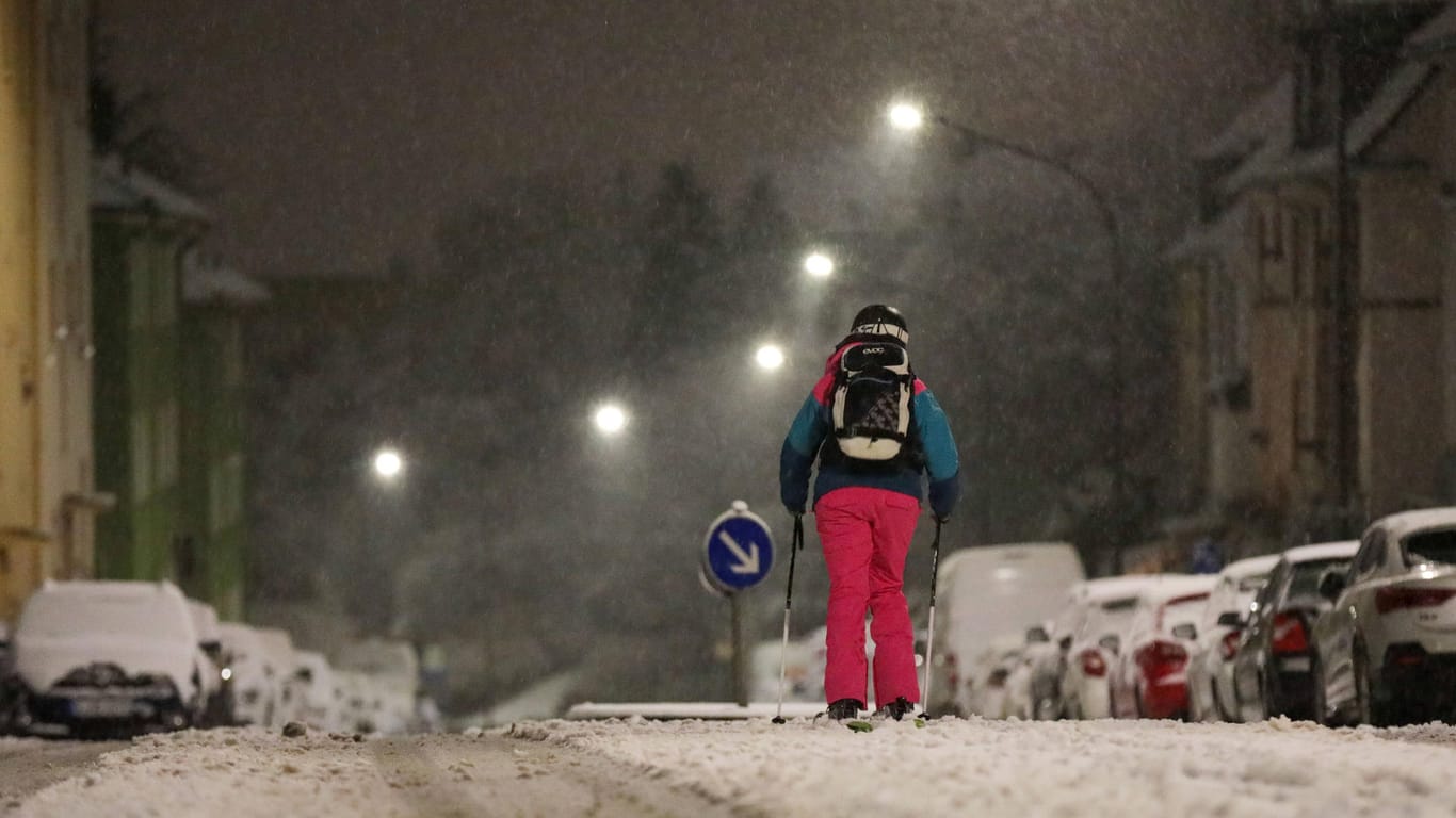 Auf der Straße Weinberg in Wuppertal nutzte eine Frau in der Nacht auf den 8. Januar 2021 den frischen Neuschnee um ein paar Runden auf ihren Ski zu drehen (Archivbild): In Wuppertal könnte es am Wochenende erneut schneien.