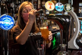 Pub in Großbritannien (Archivbild): Millionen Liter Bier müssen vernichtet werden.