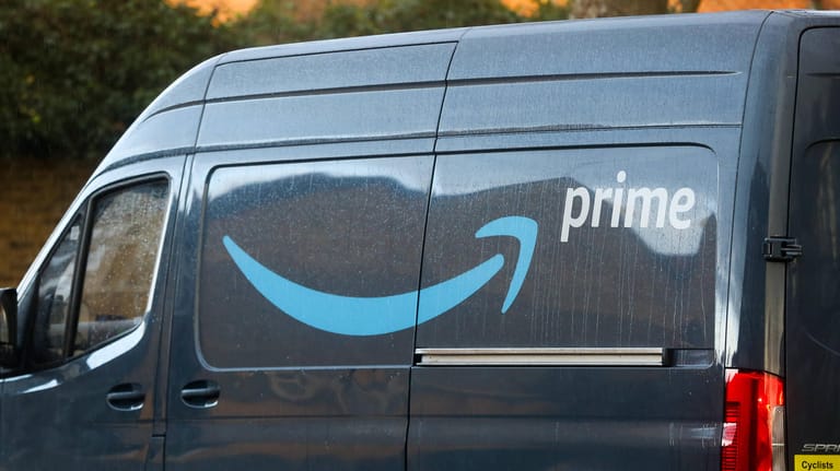 Ein Lieferwagen von Amazon (Symbolbild): Das Unternehmen will den USA Kameras in den Fahrzeugen installieren.
