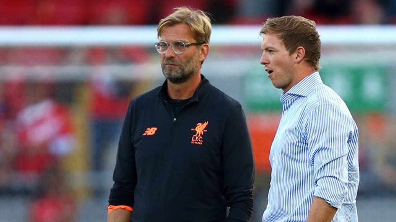Noch ist unklar, wann RB-Coach Julian Nagelsmann (r) den FC Liverpool mit Jürgen Klopp in Leipzig empfangen kann.