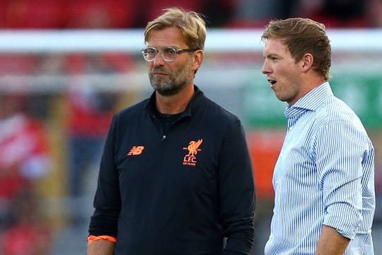 Noch ist unklar, wann RB-Coach Julian Nagelsmann (r) den FC Liverpool mit Jürgen Klopp in Leipzig empfangen kann.