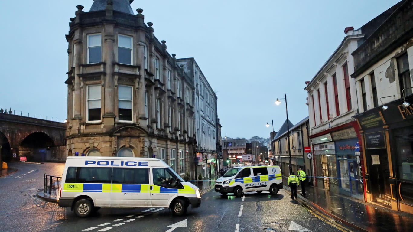 Abgeriegelter Bereich: Nach mehreren "Vorfällen" hat die Polizei in der schottischen Stadt Kilmarnock vorübergehend ein Krankenhaus abgesperrt.