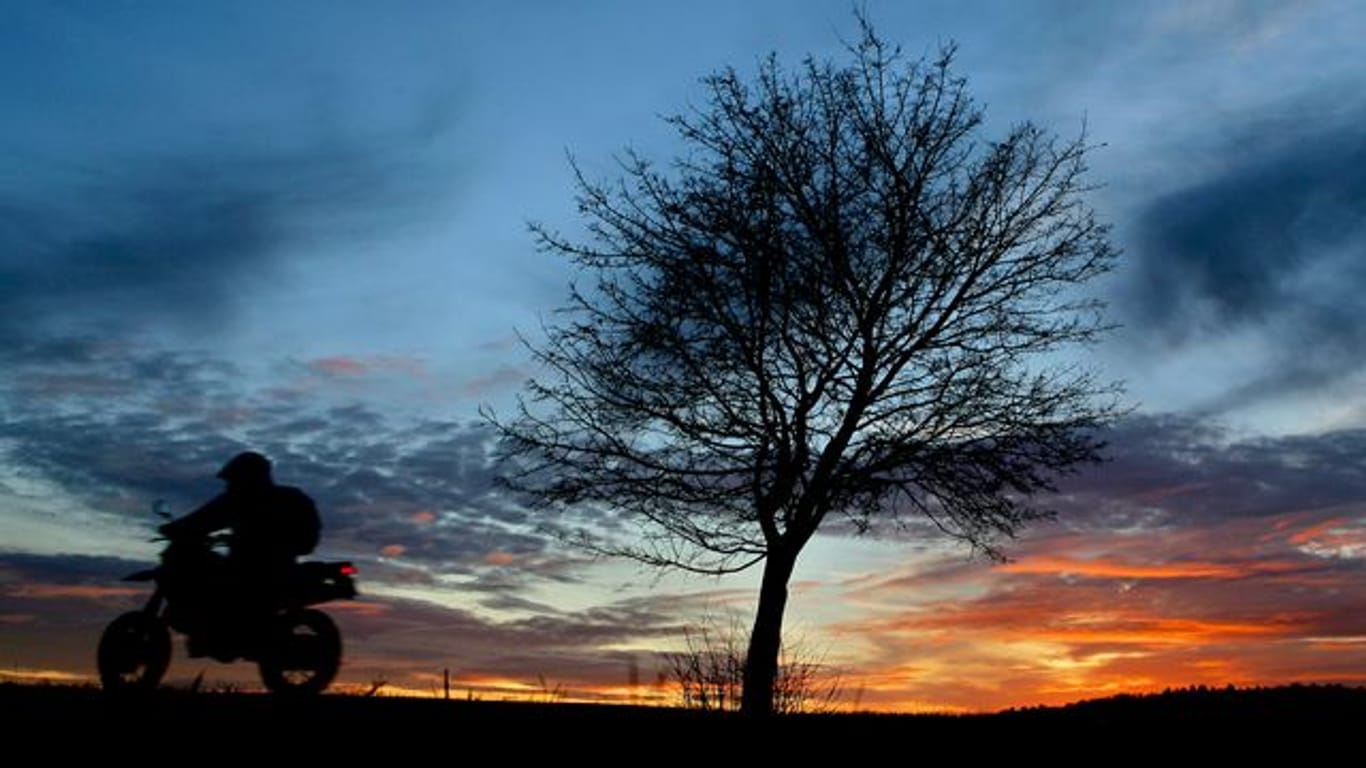 Nein, die winterliche Motorradtour endet besser stets noch vor Anbruch der Dunkelheit.