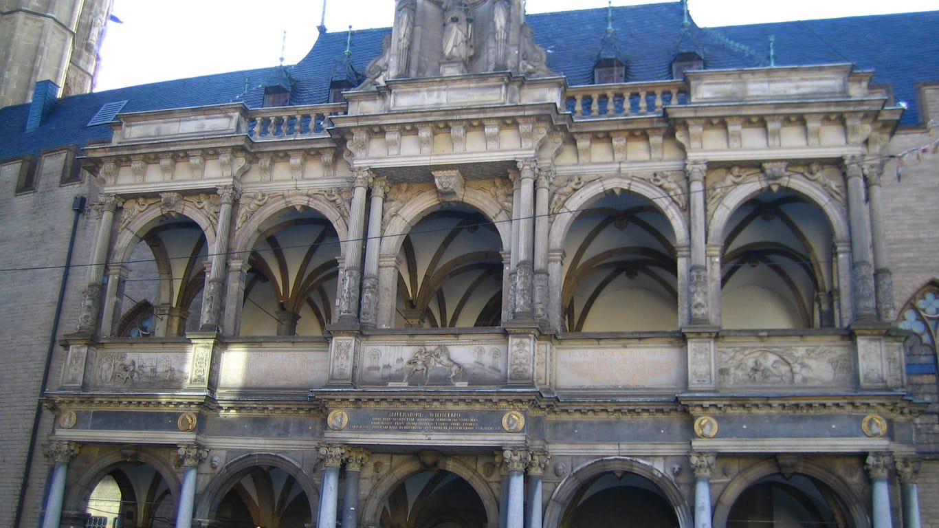 Die Fassade des Kölner Rathauses: Die vergangene Sitzung fand Pandemie-bedingt im Kölner Gürzenich statt.