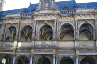 Die Fassade des Kölner Rathauses: Die vergangene Sitzung fand Pandemie-bedingt im Kölner Gürzenich statt.