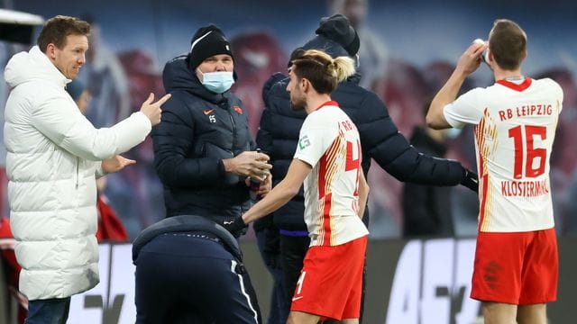 RB-Trainer Julian Nagelsmann (l) kann gegen Schalke wieder auf Kevin Kampl zurückgreifen. RB-Trainer Julian Nagelsmann (l) kann gegen Schalke wieder auf Kevin Kampl zurückgreifen.