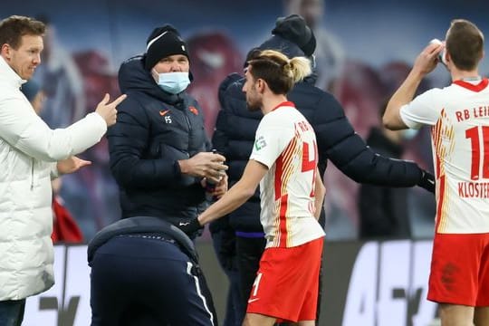RB-Trainer Julian Nagelsmann (l) kann gegen Schalke wieder auf Kevin Kampl zurückgreifen.