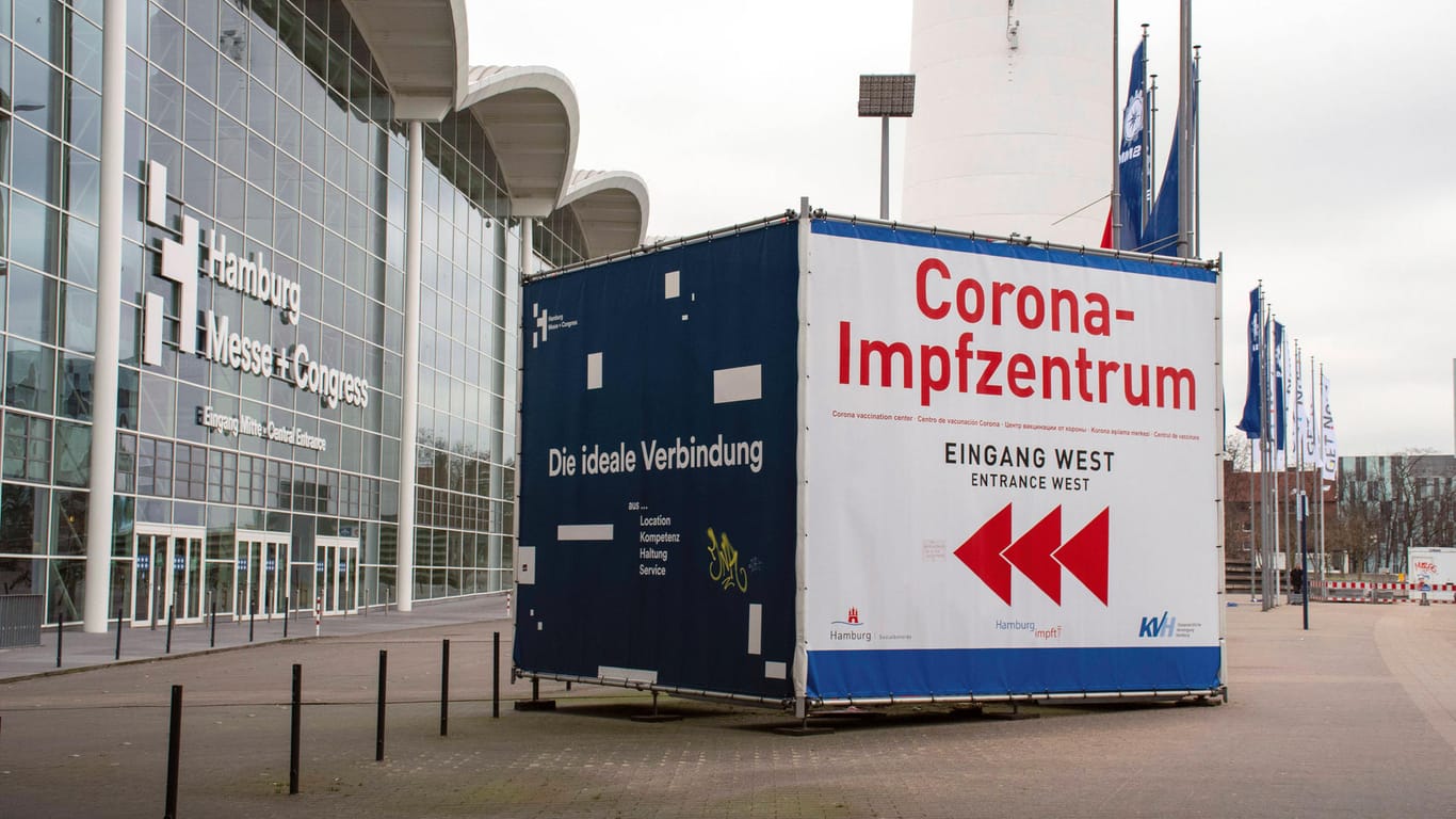 Das Corona-Impfzentrum in den Hamburger Messehallen: Dort hat ein Arzt unberechtigterweise eine Impfstoffdosis seiner Frau verabreicht.